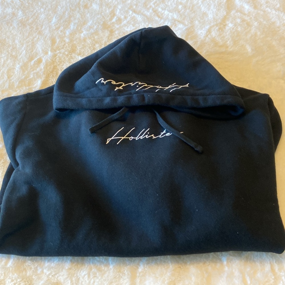 Hollister super soft hoodie w/Hollister detail on both front & hood.